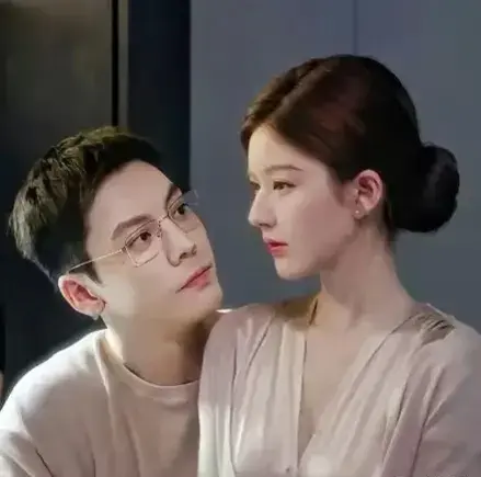 男演员身材多重要？《许我耀眼》陈伟霆和唐晓天同框，差别很明显