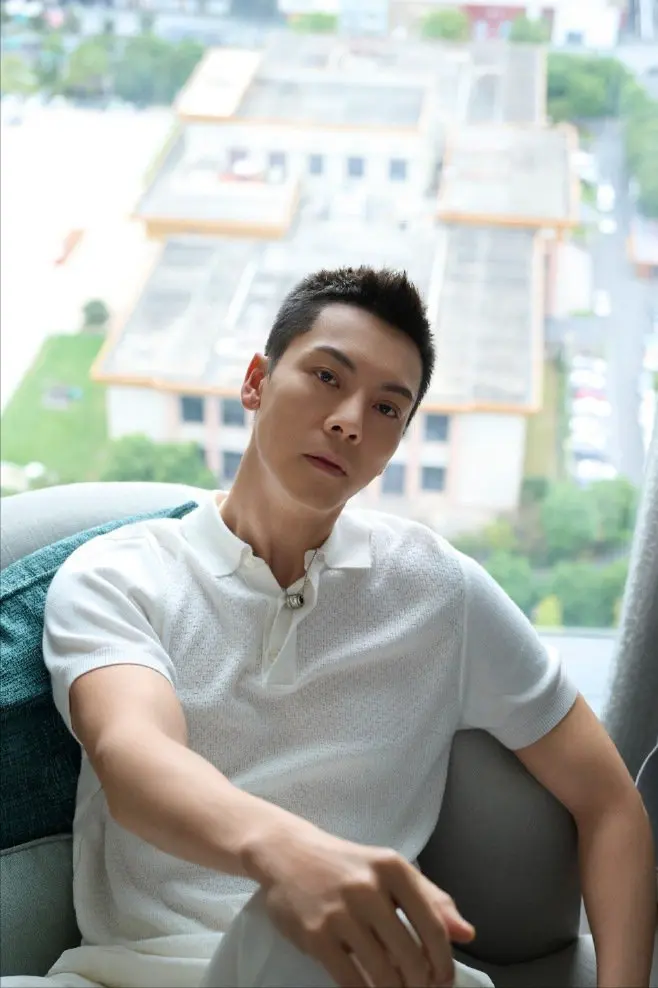 男演员身材多重要？《许我耀眼》陈伟霆和唐晓天同框，差别很明显