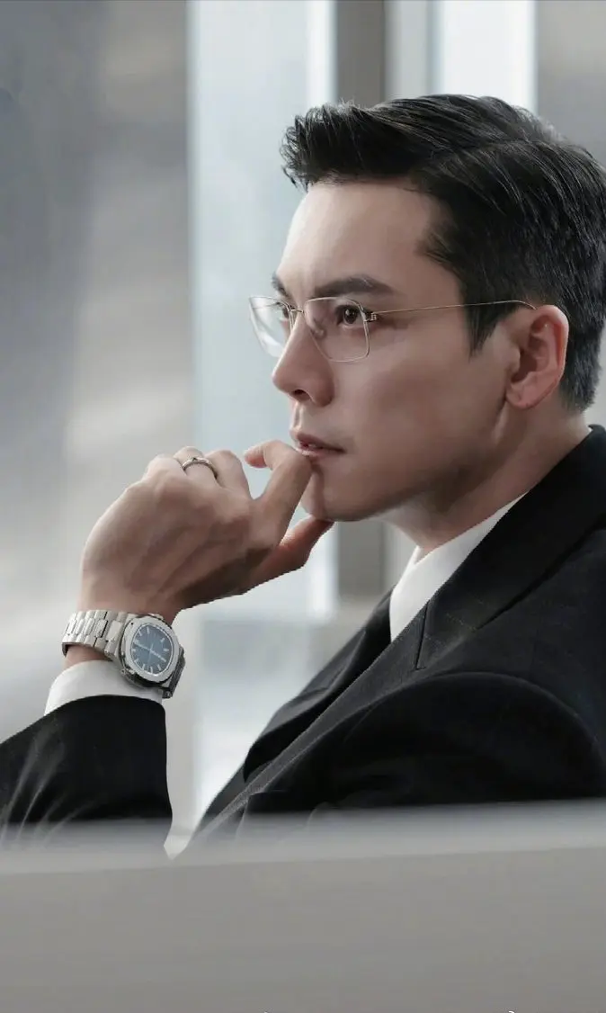 男演员身材多重要？《许我耀眼》陈伟霆和唐晓天同框，差别很明显