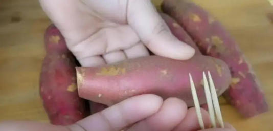 蒸红薯时，不要再直接蒸，教你几招，比烤的还好吃！软糯香甜流汁