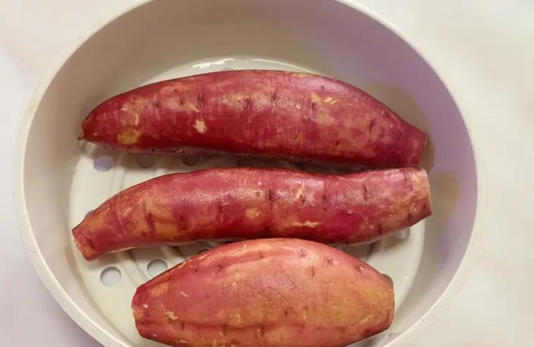 蒸红薯时，不要再直接蒸，教你几招，比烤的还好吃！软糯香甜流汁