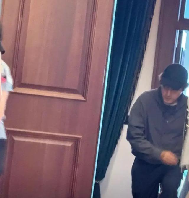 胡歌带老婆上海看房，32岁黄曦宁素颜白净但显老，穿得宽松像孕妇