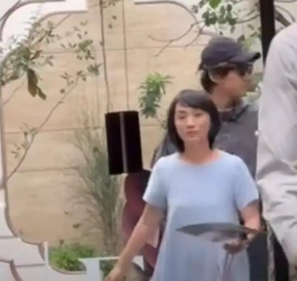 胡歌带老婆上海看房，32岁黄曦宁素颜白净但显老，穿得宽松像孕妇