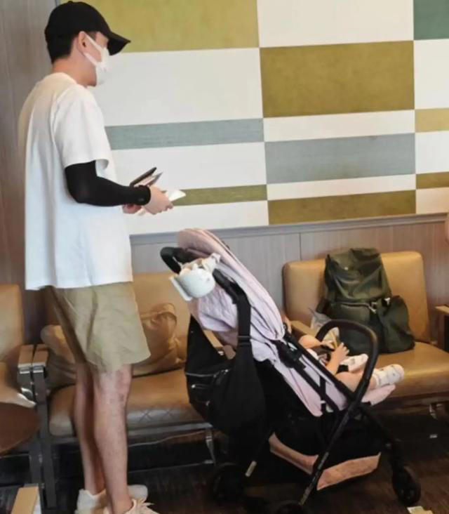 胡歌带老婆上海看房，32岁黄曦宁素颜白净但显老，穿得宽松像孕妇
