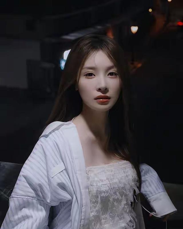 她明明比吴越漂亮，也比曾黎年轻，偏偏于和伟两次都没带动她