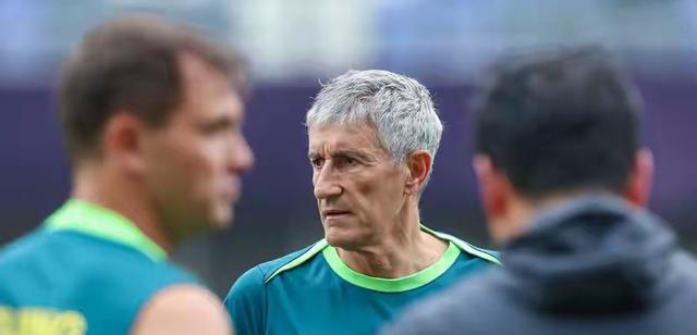 塞蒂恩早就被国安球员孤立，离别时球员集体沉默，仅一名球员送行