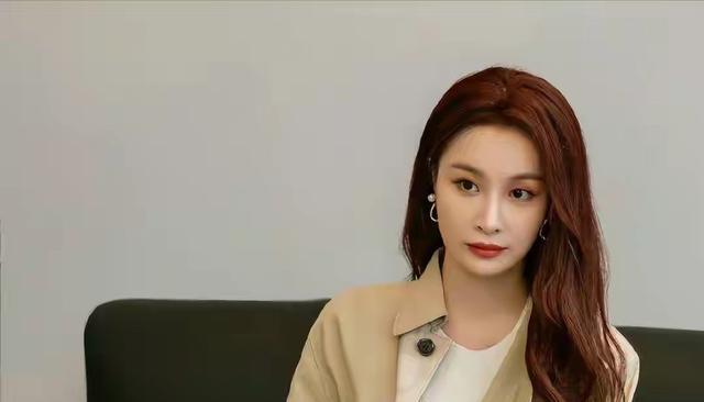 她明明比吴越漂亮，也比曾黎年轻，偏偏于和伟两次都没带动她