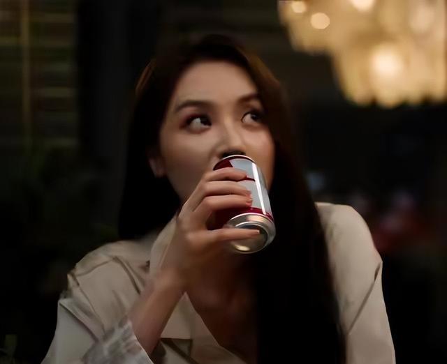 她明明比吴越漂亮，也比曾黎年轻，偏偏于和伟两次都没带动她