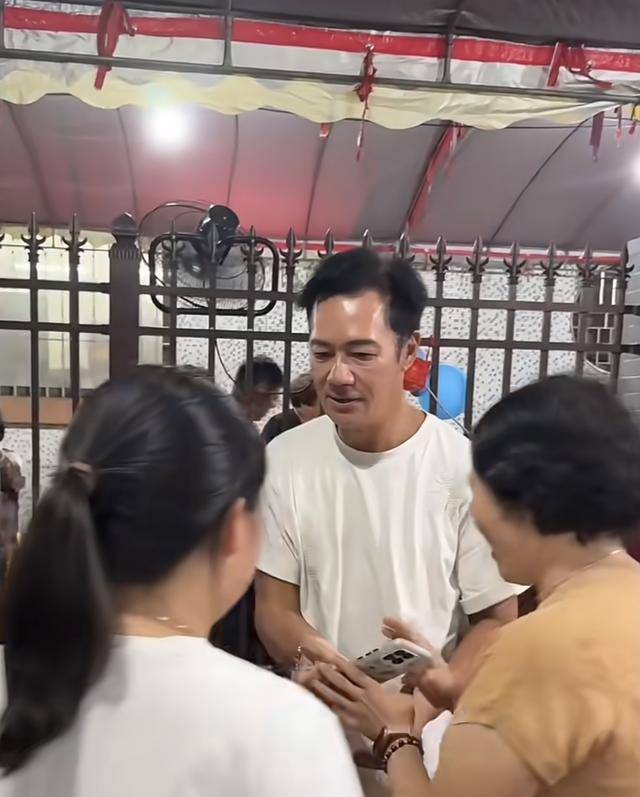 知名港星回乡参加婚宴，与乡亲父老合照无架子，被指变宴席布景板