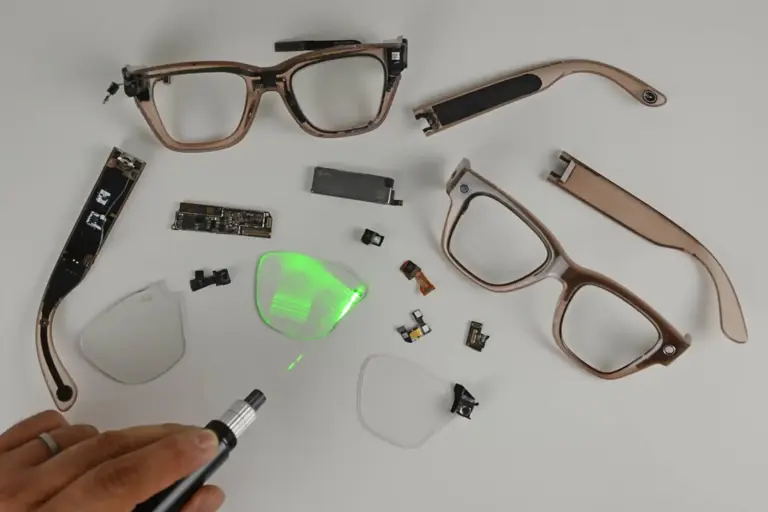 Meta Ray-Ban Display智能眼镜拆解：AR技术领先，可维修性存短板
