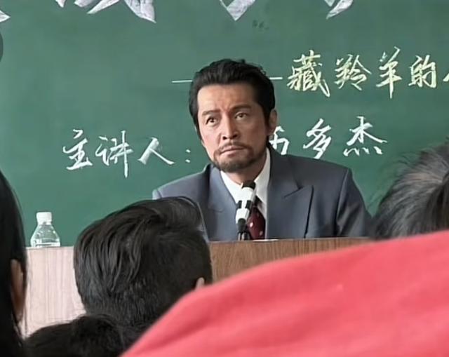 胡歌带老婆上海看房，32岁黄曦宁素颜白净但显老，穿得宽松像孕妇