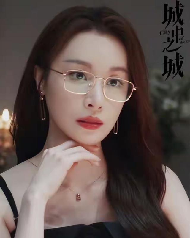 她明明比吴越漂亮，也比曾黎年轻，偏偏于和伟两次都没带动她