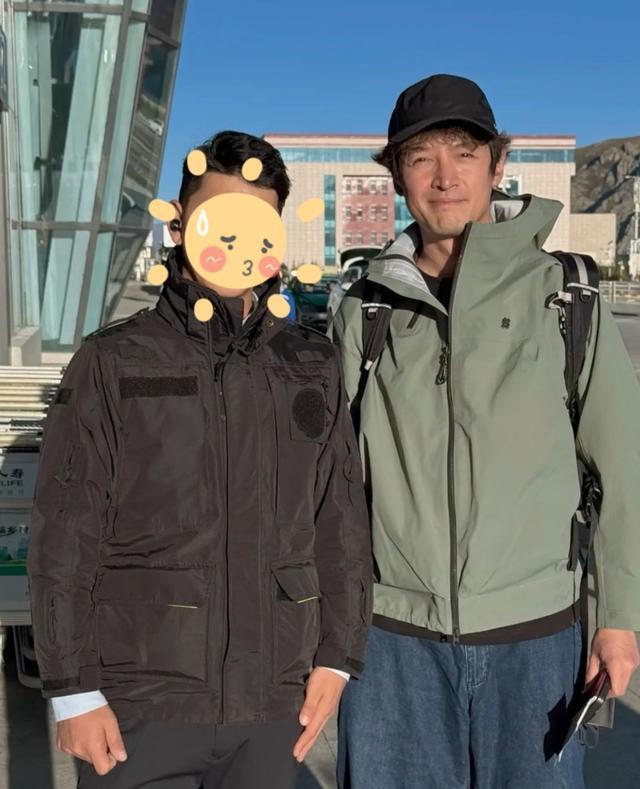 胡歌带老婆上海看房，32岁黄曦宁素颜白净但显老，穿得宽松像孕妇
