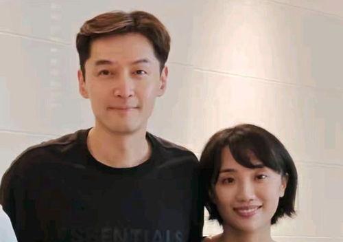 胡歌带老婆上海看房，32岁黄曦宁素颜白净但显老，穿得宽松像孕妇