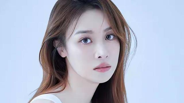 她明明比吴越漂亮，也比曾黎年轻，偏偏于和伟两次都没带动她