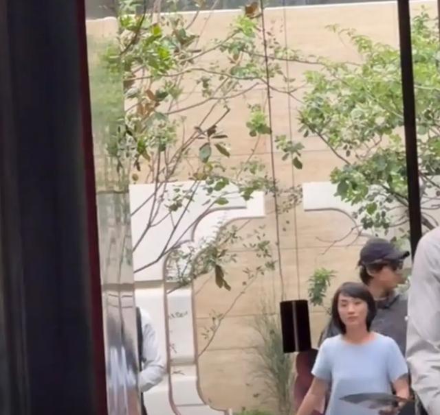 胡歌带老婆上海看房，32岁黄曦宁素颜白净但显老，穿得宽松像孕妇