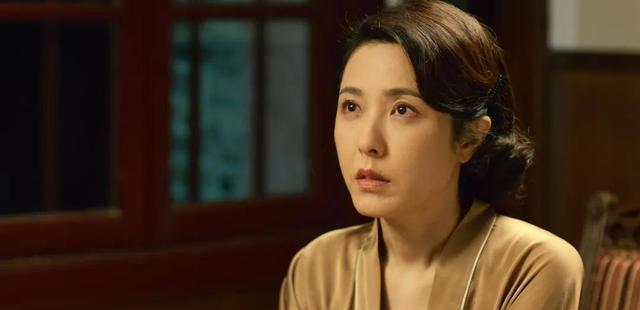 只涨年龄不涨演技！曾艳压梅婷的她，成央视《沉默的荣耀》戏混子