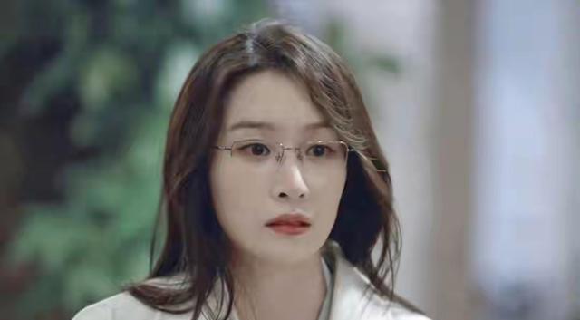 她明明比吴越漂亮，也比曾黎年轻，偏偏于和伟两次都没带动她