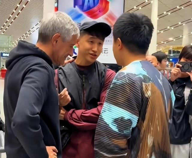 塞蒂恩早就被国安球员孤立，离别时球员集体沉默，仅一名球员送行