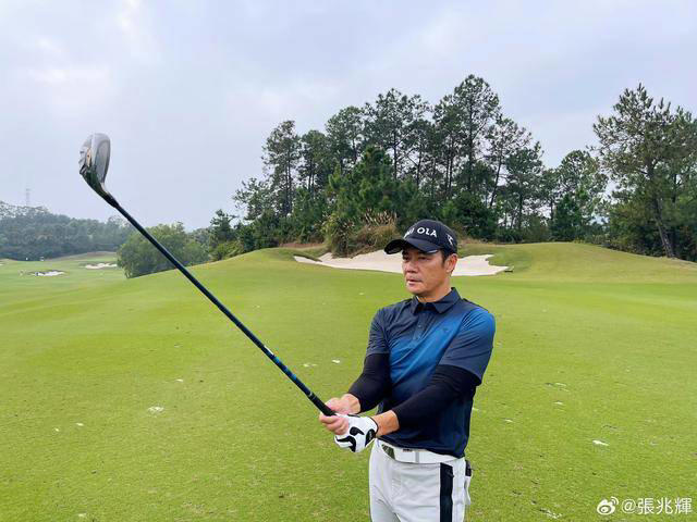 知名港星回乡参加婚宴，与乡亲父老合照无架子，被指变宴席布景板