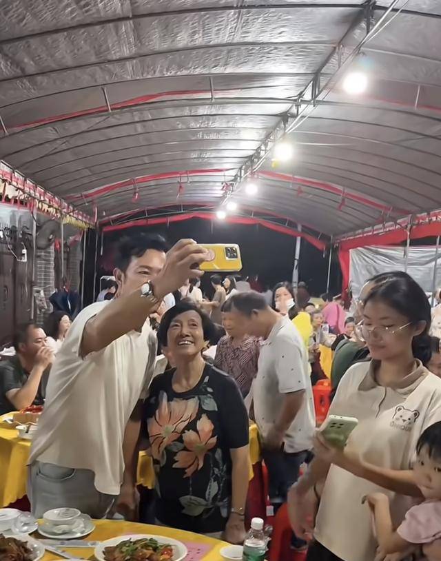 知名港星回乡参加婚宴，与乡亲父老合照无架子，被指变宴席布景板