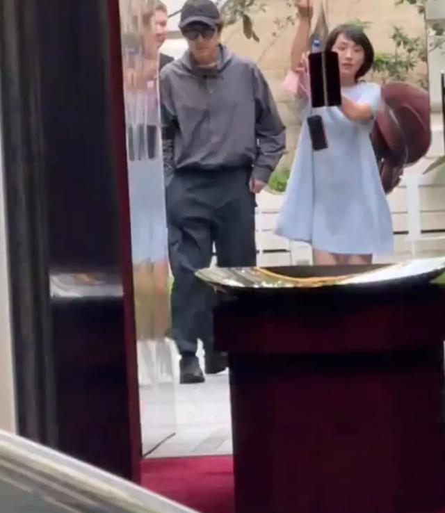 胡歌带老婆上海看房，32岁黄曦宁素颜白净但显老，穿得宽松像孕妇