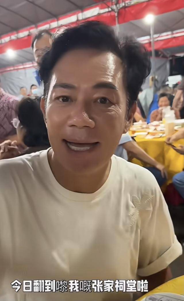 知名港星回乡参加婚宴，与乡亲父老合照无架子，被指变宴席布景板