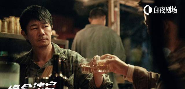 知名港星回乡参加婚宴，与乡亲父老合照无架子，被指变宴席布景板