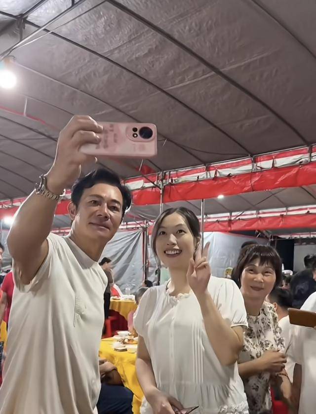 知名港星回乡参加婚宴，与乡亲父老合照无架子，被指变宴席布景板