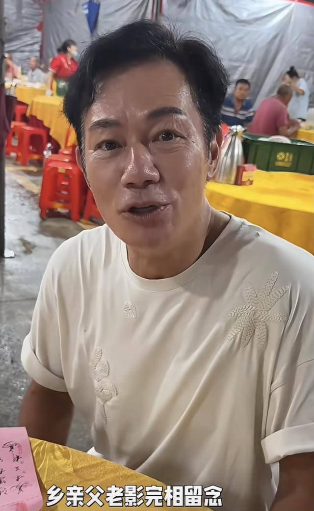 知名港星回乡参加婚宴，与乡亲父老合照无架子，被指变宴席布景板