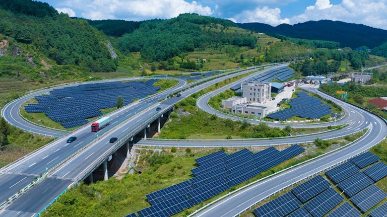 2、毕威高速水塘互通匝道圈——盘活高速闲散土地资源，打造“路衍光伏”示范场景，为零碳高速建设补充能源支点。.jpg