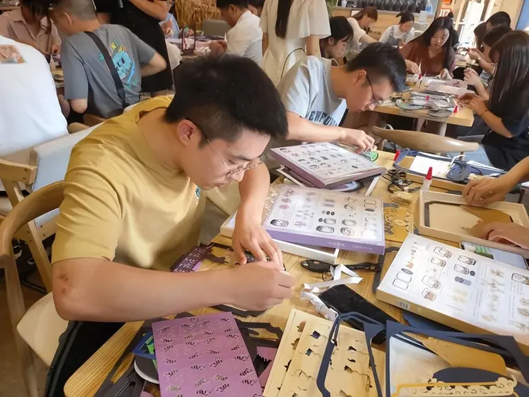 李佳琦刺痛打工人！年轻人"手工省钱"自救，却掉进另一个消费陷阱