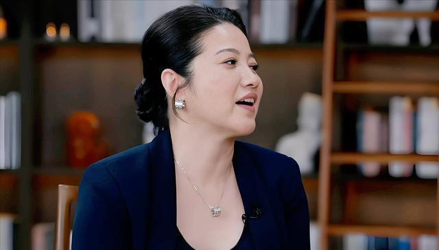 52岁颜丙燕公开男友，相差20岁，直言不好意思，曾被误认成母子