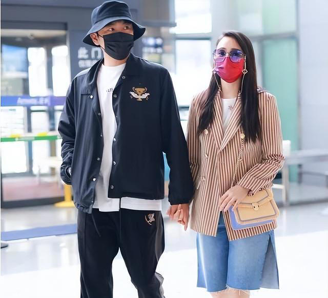 伊能静彻底化身极品辣妈，牛仔短裙搭配红条纹西服魅力四射！