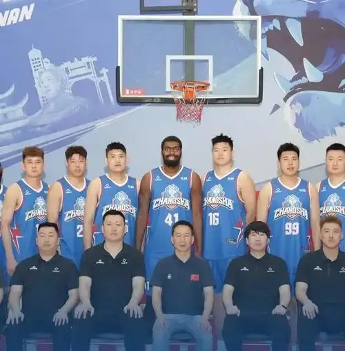 第二届俱乐部杯赛分组公布，一支球队退出，两位主教练斗法是看点