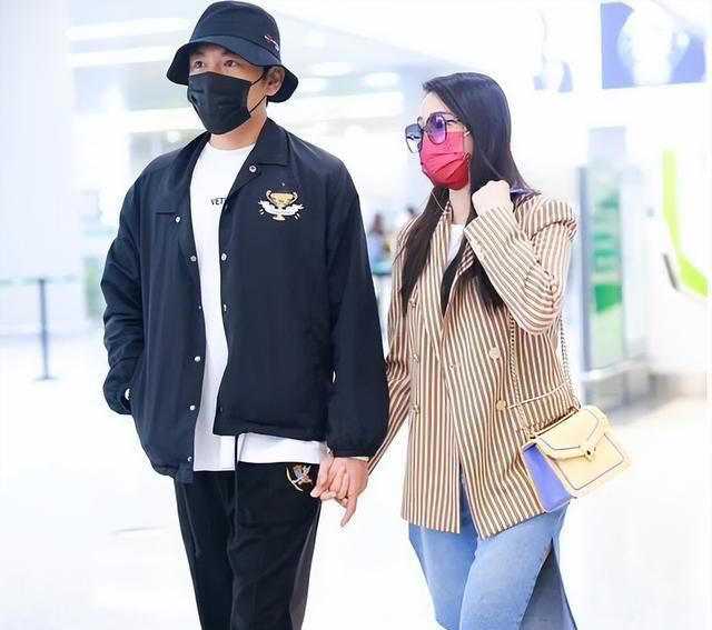 伊能静彻底化身极品辣妈，牛仔短裙搭配红条纹西服魅力四射！