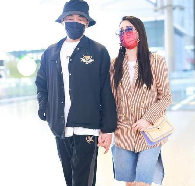 伊能静彻底化身极品辣妈，牛仔短裙搭配红条纹西服魅力四射！