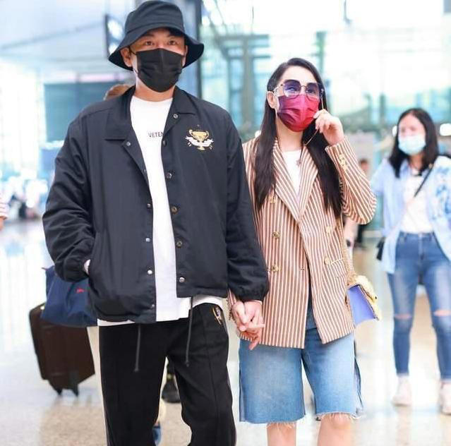 伊能静彻底化身极品辣妈，牛仔短裙搭配红条纹西服魅力四射！