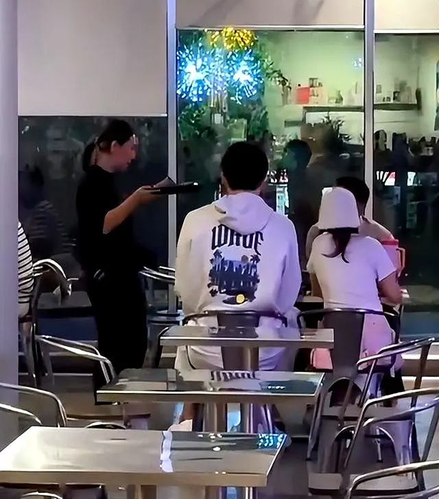杨瀚森次战爆发后被偶遇：携女友经纪人翻译吃中式烧烤 与球迷合影