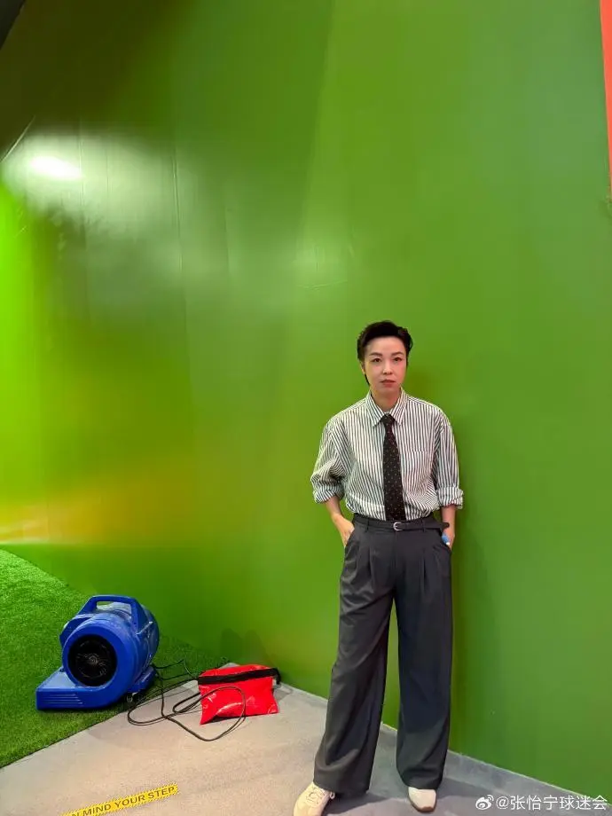 国乒奥运冠军张怡宁近照曝光，梳大背头太酷了，英姿飒爽明艳动人
