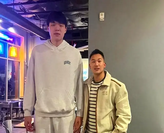 杨瀚森次战爆发后被偶遇：携女友经纪人翻译吃中式烧烤 与球迷合影