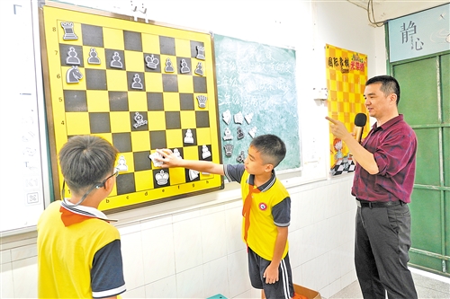 黑白格育少年志 指尖棋启智慧心