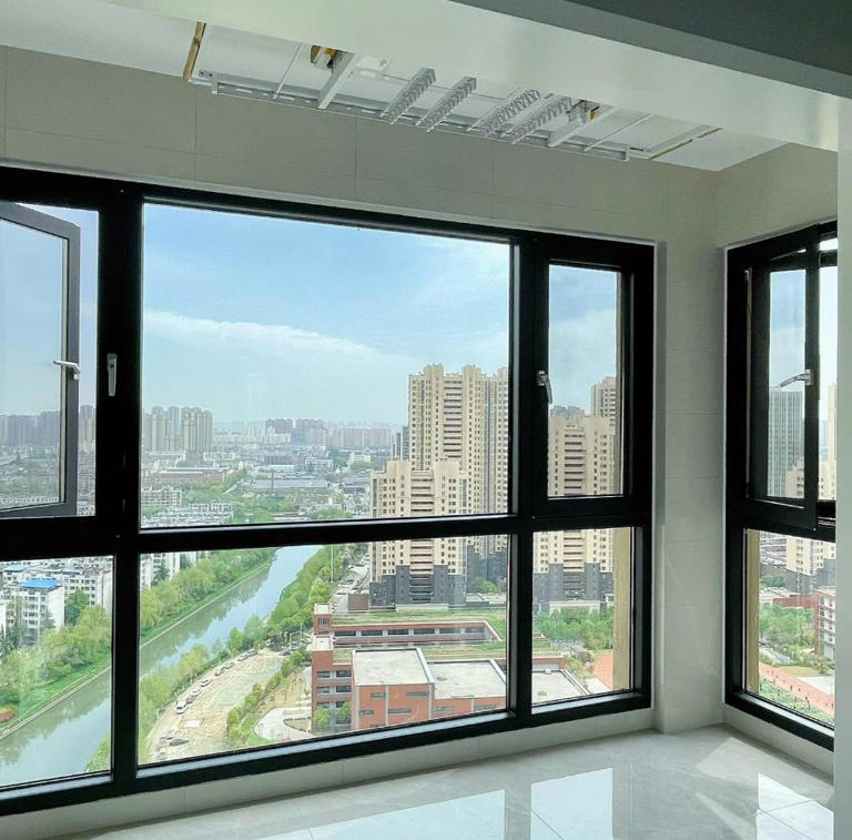 为什么越来越多人「不封阳台」？入住体验后，差距太大了