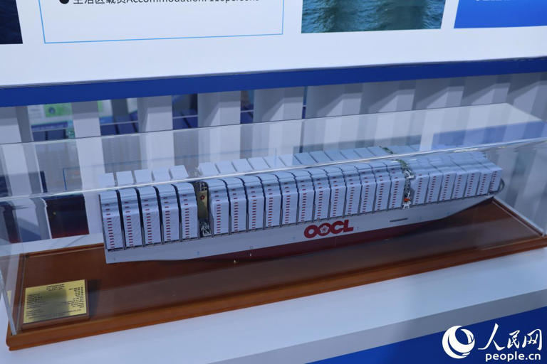 全球最大型集装箱船“OOCL SPAIN”号模型。人民网 谢星宇摄