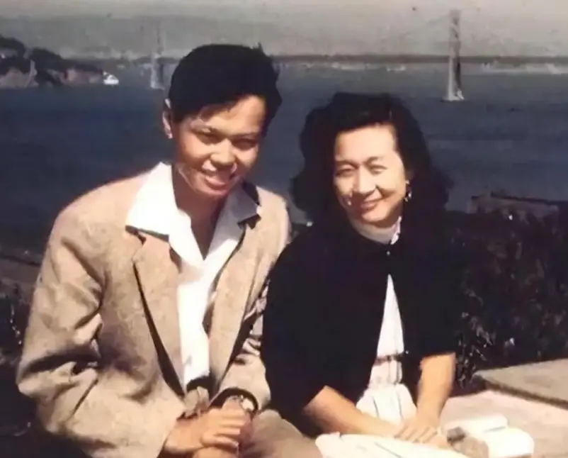 杨振宁家庭情况曝光：三个儿女无人继承物理学，与翁帆关系也很好