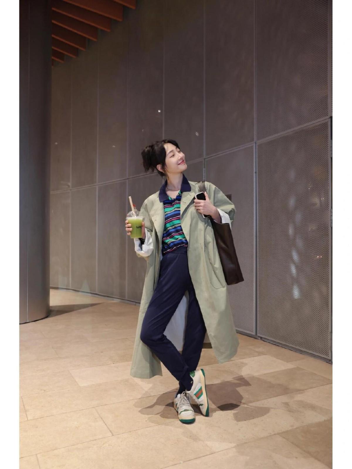 白百何带火了一种秋天新穿法：风衣+运动裤+运动鞋，时髦高级