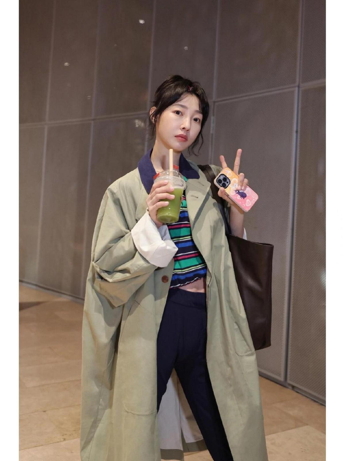 白百何带火了一种秋天新穿法：风衣+运动裤+运动鞋，时髦高级