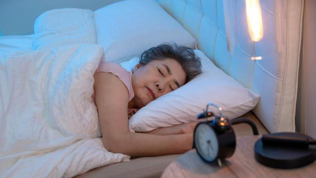 晚上十点前睡觉错了？医生提醒：过了70岁，睡觉要尽量做到这4点