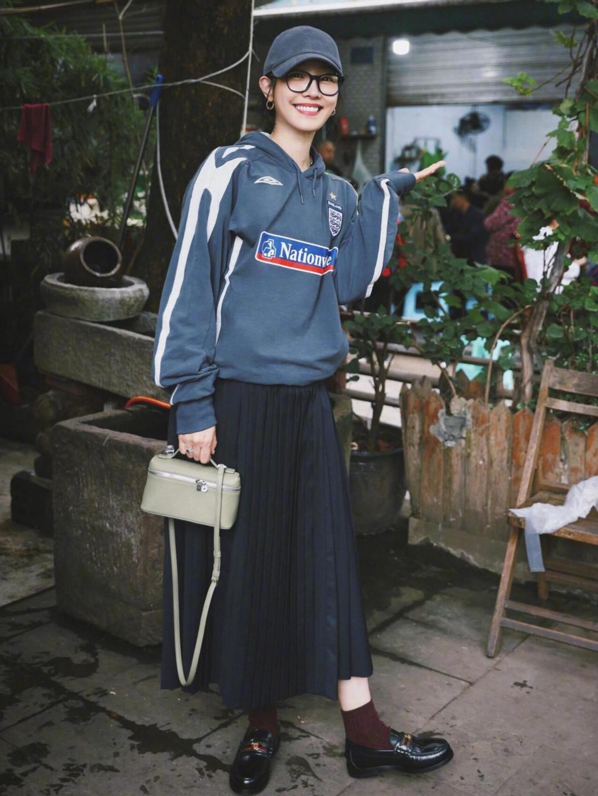 白百何带火了一种秋天新穿法：风衣+运动裤+运动鞋，时髦高级