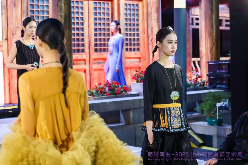 北京服装学院国际首饰艺术展点亮园林之夜